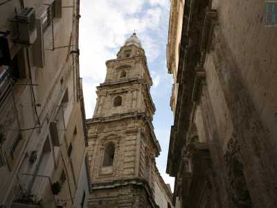 Percorrendo le vie adiacenti all�edificio religioso � possibile scorgere il suo alto campanile a sei ordini, uno dei simboli della citt�, sulla cui punta � apposta l�immagine della Madonna